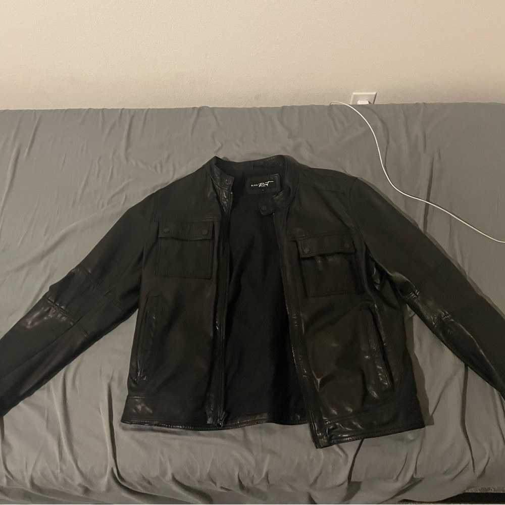 Black rivet 100% leather leather jacket (size L)